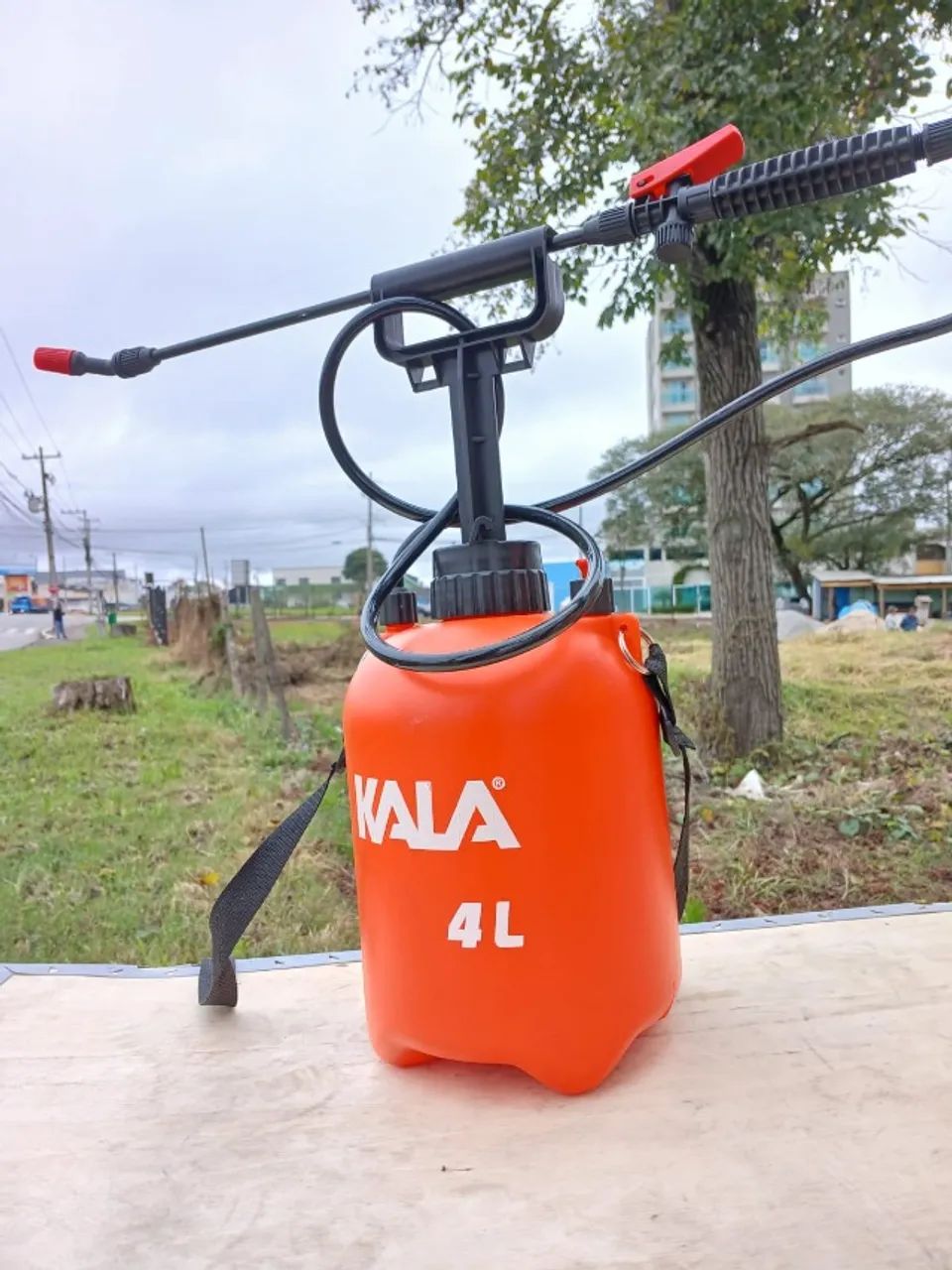 Pulverizador kala 4 litros novo leve e facil de usar