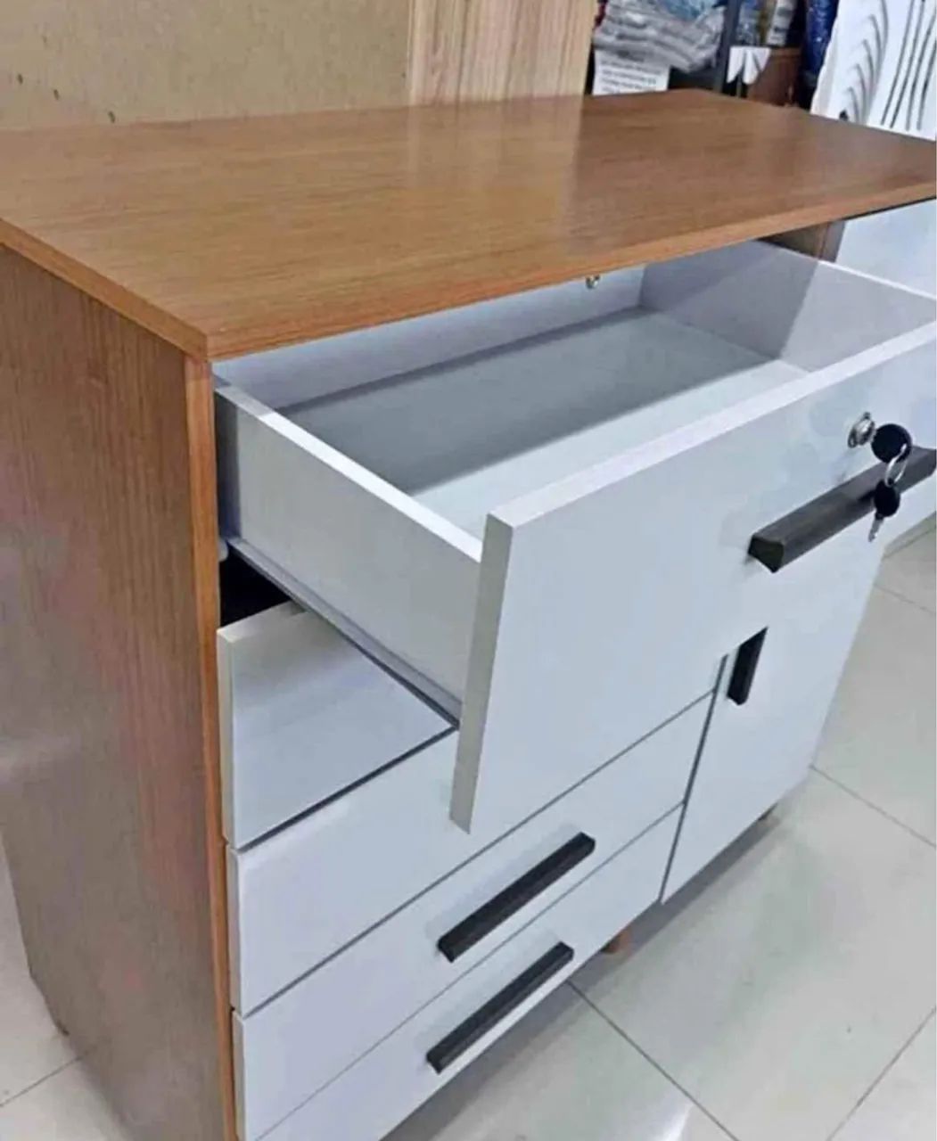 Frete Grátis!! Cômoda com 5 gavetas e chave