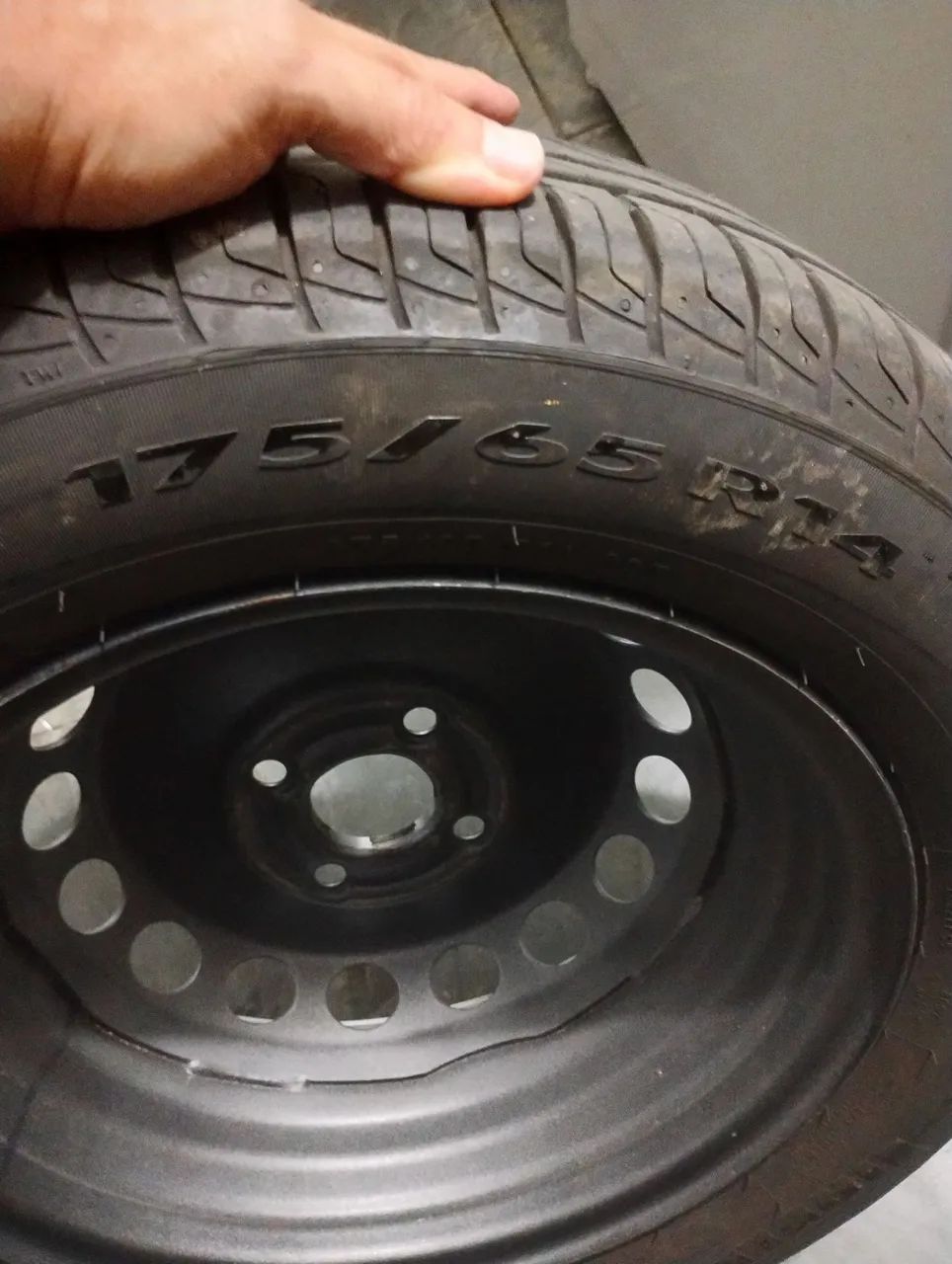 Rodas aro 14 Onix com pneus cinturato p1pirelli 175.65.14 - Foto 3