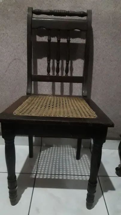 Linda antiga  Mesa meia lua com 2 cadeiras... - Foto 4