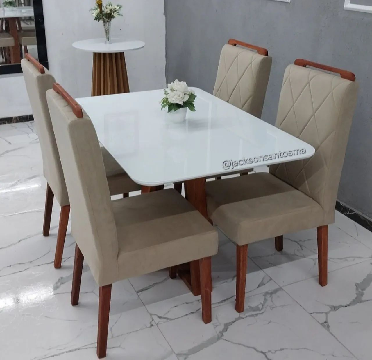 Jogo de Mesa 4 Lugares - Madeira Maciça com Cadeiras Acolchoadas - Foto 4