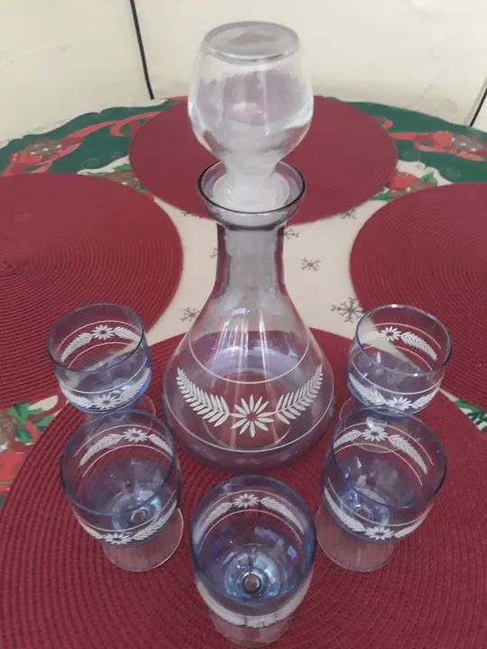 Conjunto Garrsfa com taças de cristal com detalhes em branco