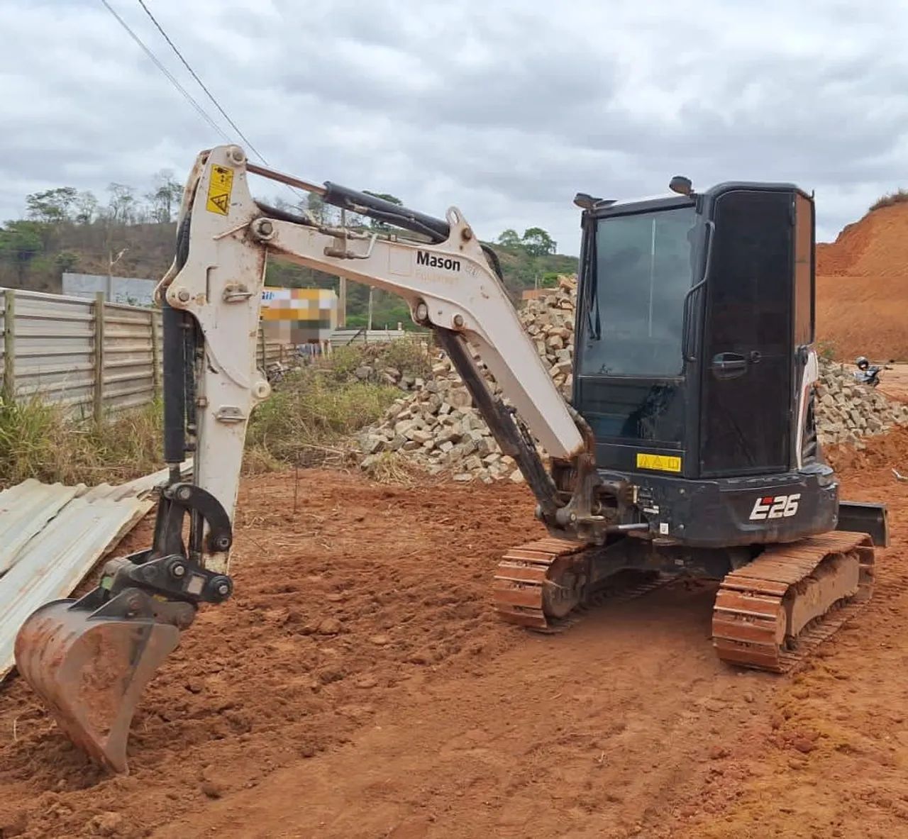 Mini escavadeira Bobcat E26 cabinada semi nova 