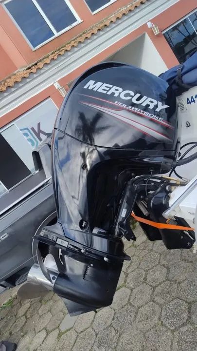 Lancha com motor potente e design moderno - Foto 2