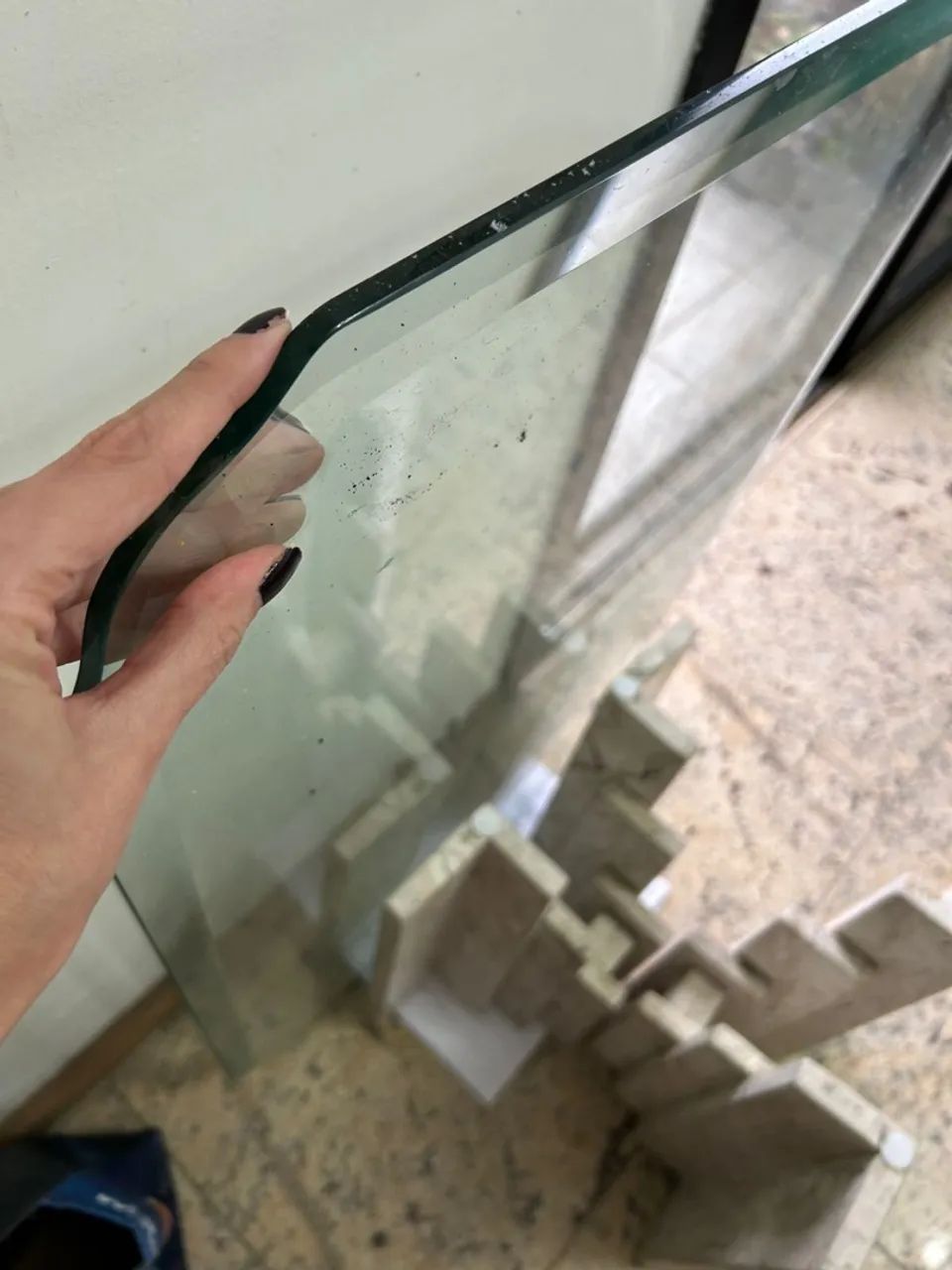 Mesa de centro c/ tampo de vidro bisotado e pés de mármore - Foto 5