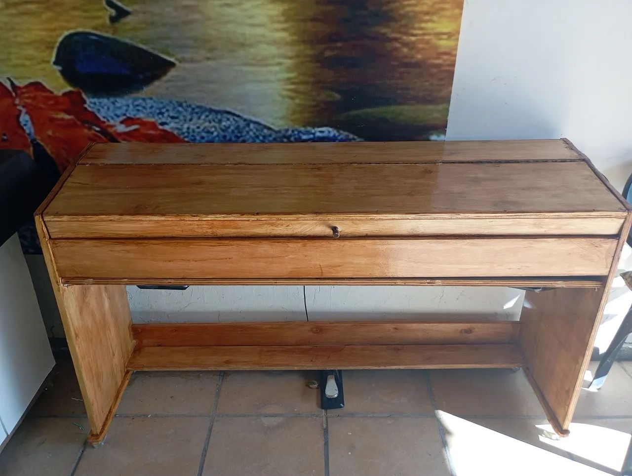 Estante par Piano digital móvel em madeira