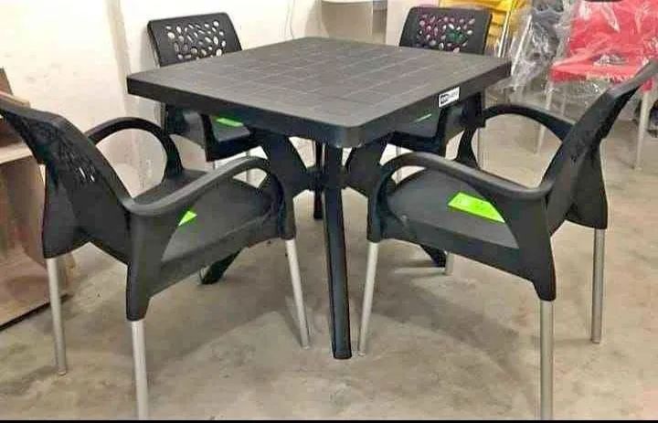 Dining tables in various colors64363743722114124