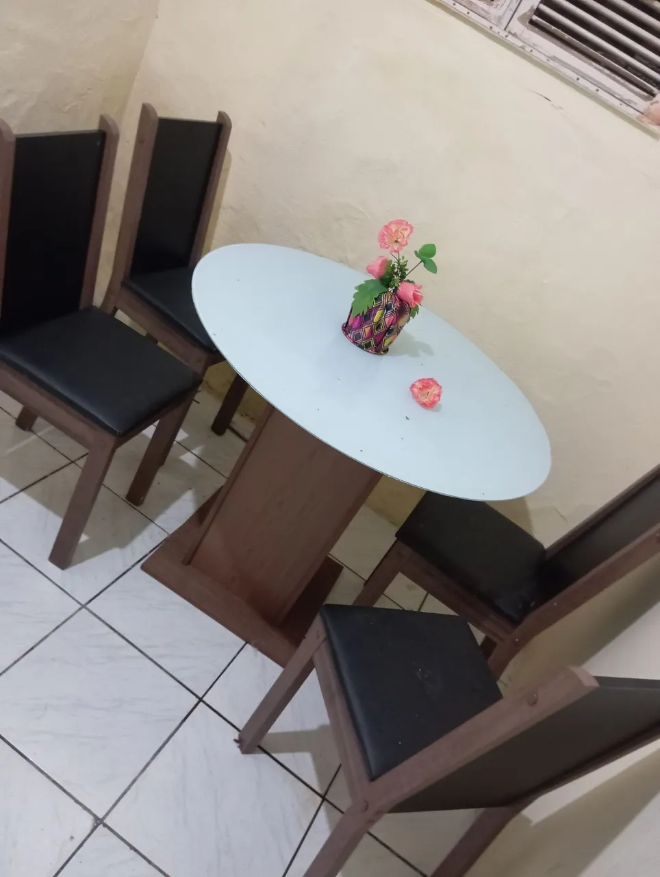 Mesa de Jantar em Madeira com 4 Cadeiras