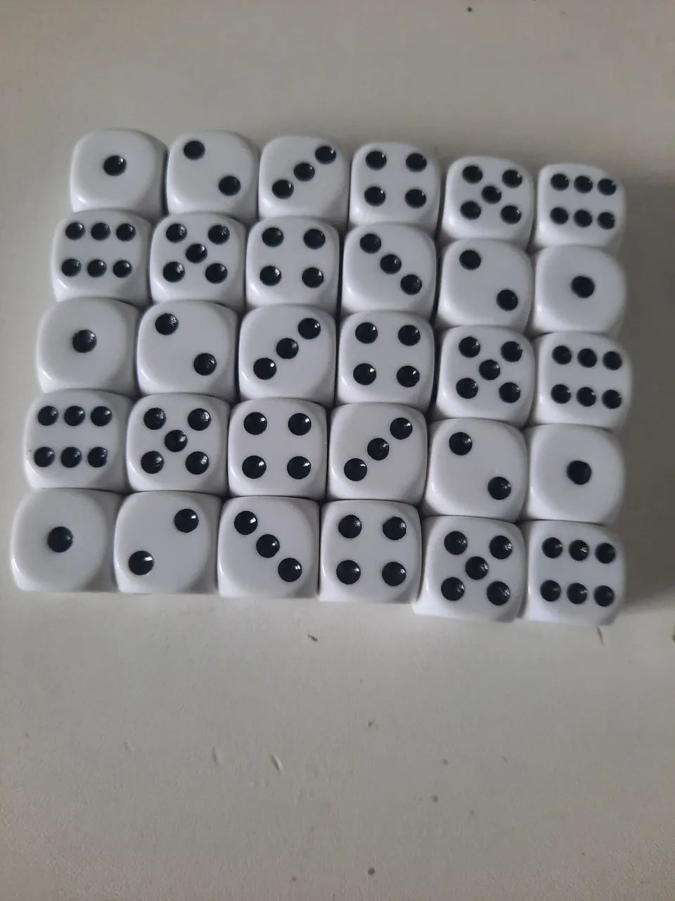 Jogo de 30 dados 6 lados preto e branco