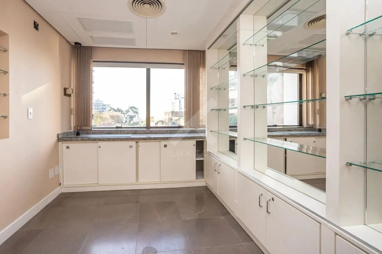 Sala comercial para comprar no Moinhos de vento com 64m²