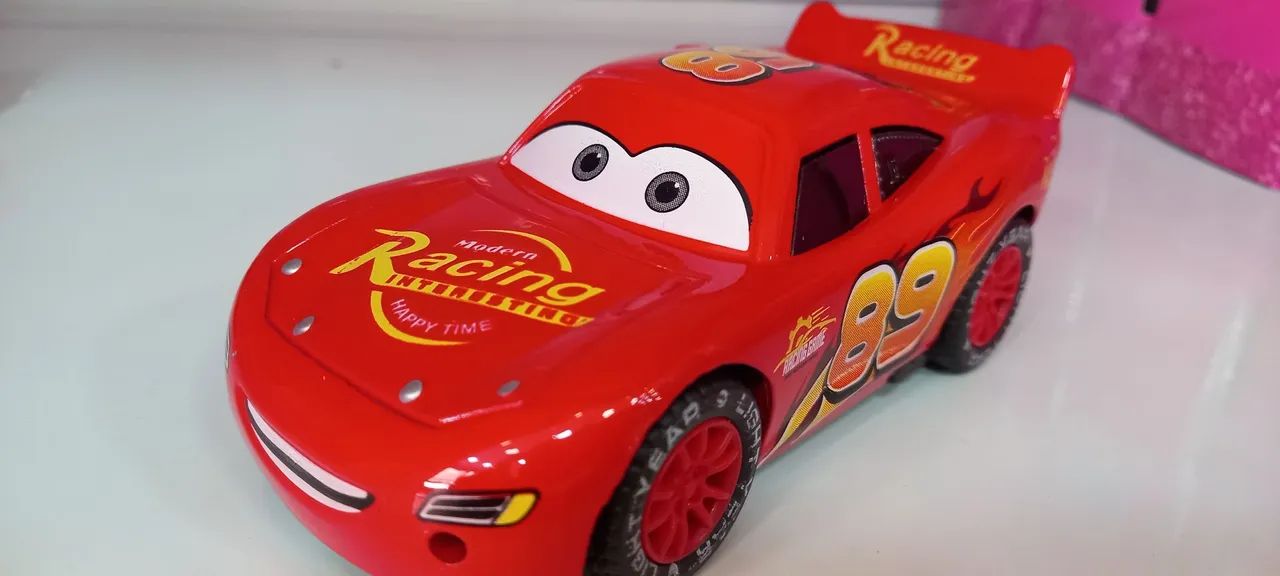 Relâmpago McQueen em metal 