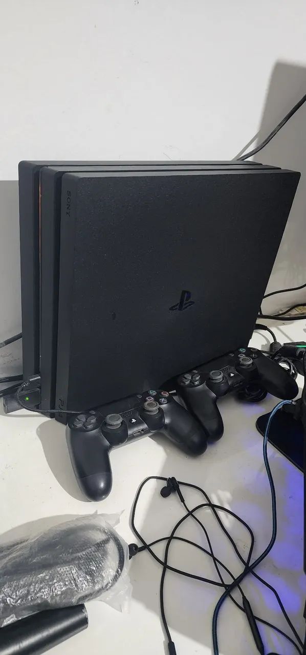 PlayStation 4 Pro com 2 Controles e 11 jogos