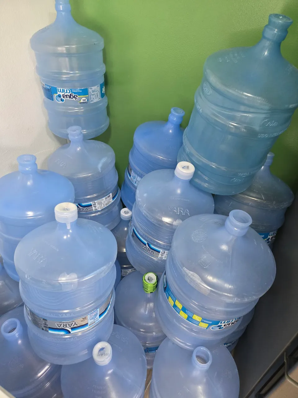 Vendo Galões de água mineral 20L.