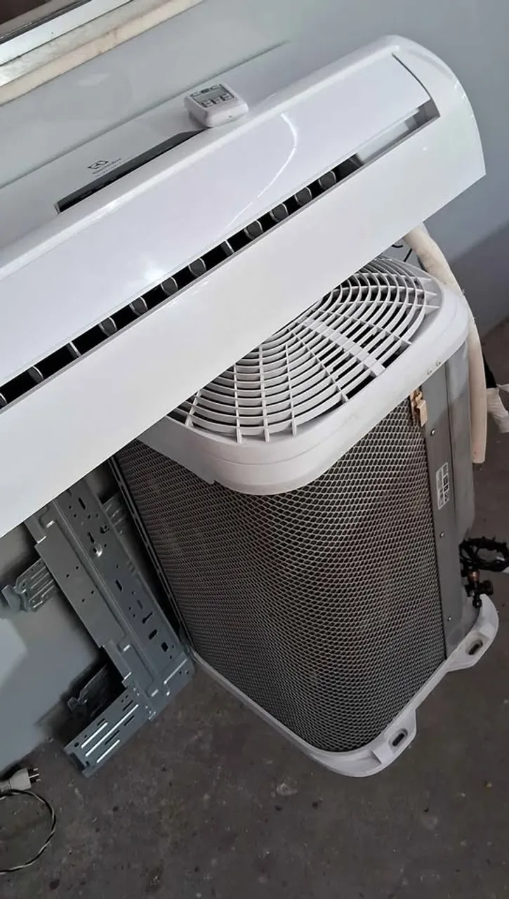 Split Electrolux eco turbo Com tecnologia inverter. 22.000 btus semi novo// 5 meses de uso