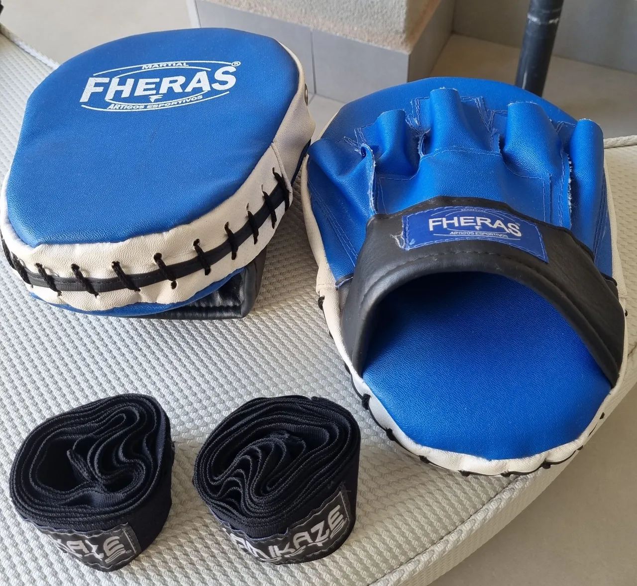 KIT TREINO MUAY THAY, BOXE - CANELEIRA, BANDAGEM, APARADOR DE CHUTE, MANOPLA FOCO.  - Foto 6