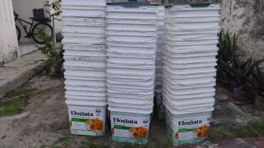 Balde de 14,5kg vazio com tampa. Sujo 4,00 reais- limpo 4,50 reais.