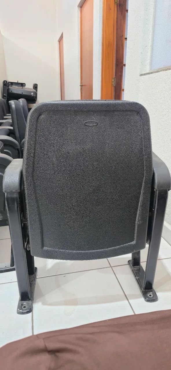 Poltrona Preta Individual Com Braços e Prancheta Confortável Cinema Sala Tv Estar Usada - Foto 3