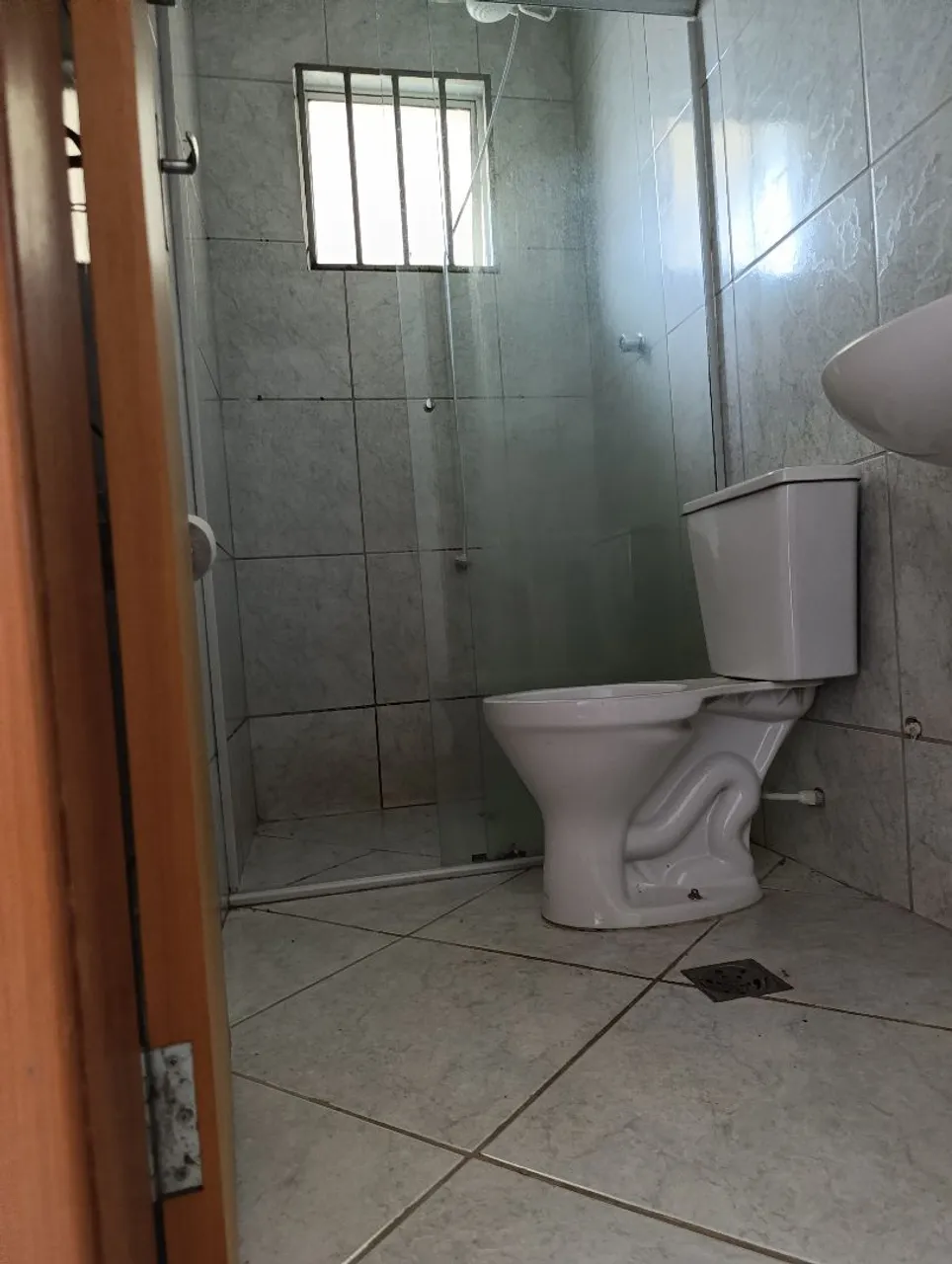 Aluga-se casa com quintal *