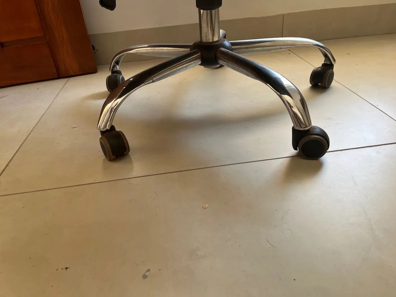 Cadeira de Escritório Giratória com Rodas - Foto 4