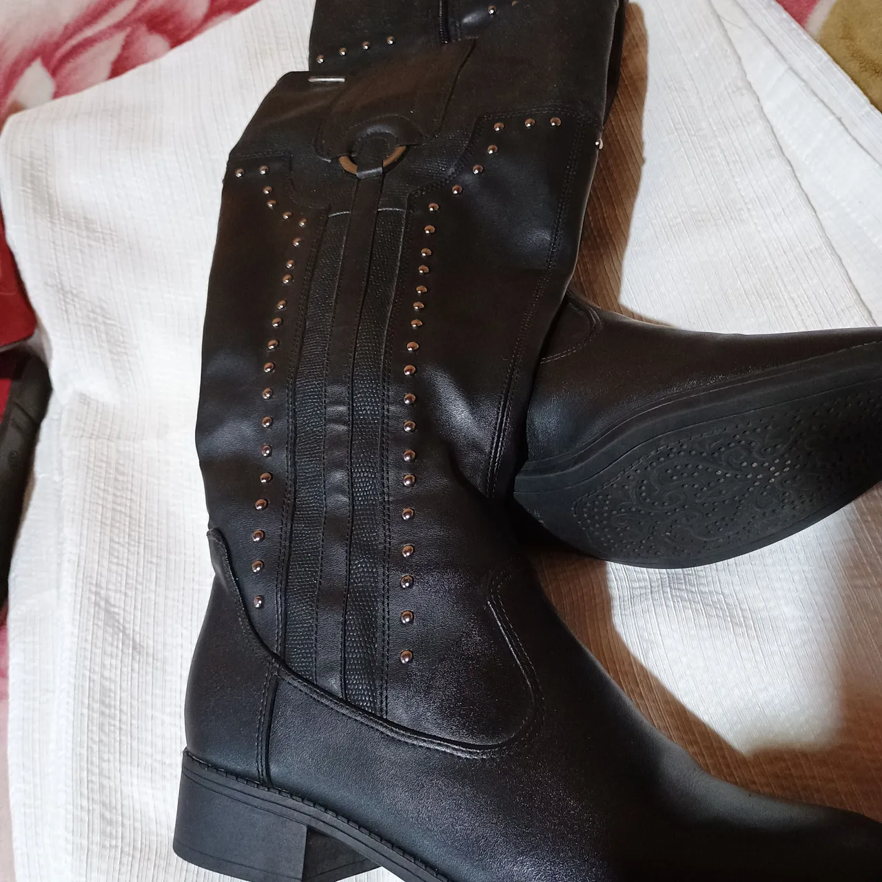 Bota Feminina Preta com Detalhes em Metal