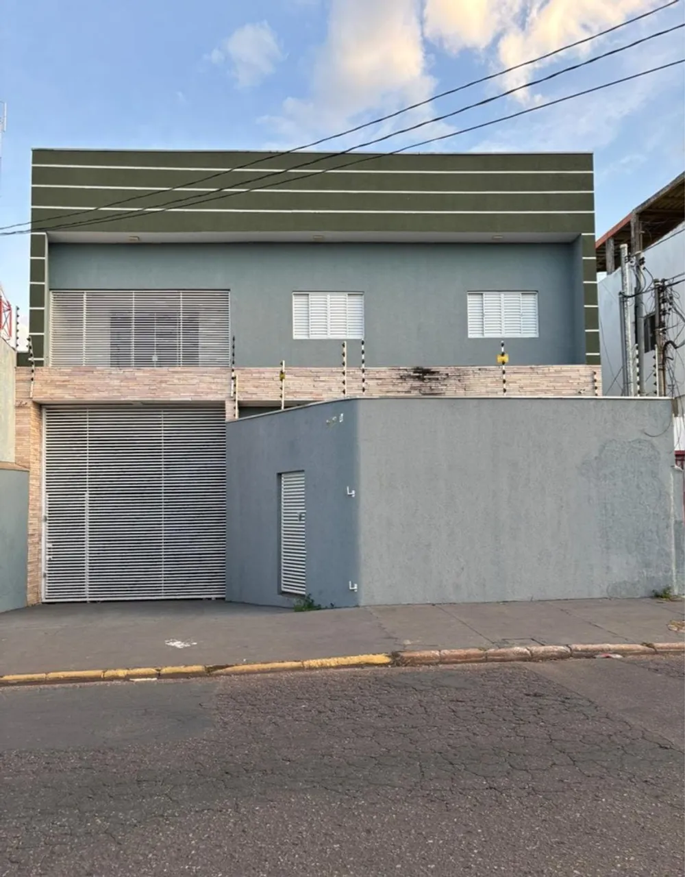 Prédio comercial com 2 apartamentos