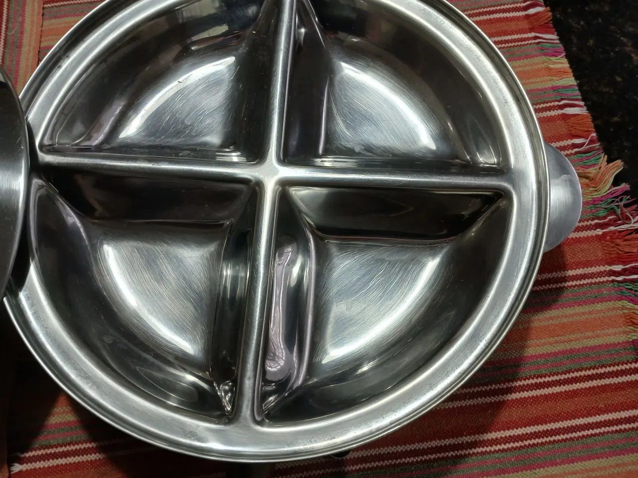 Prato  termico de servir em aço inox 4 divisórias e tampa