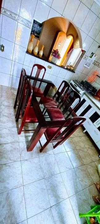 Mesa de cozinha com seis lugares. 