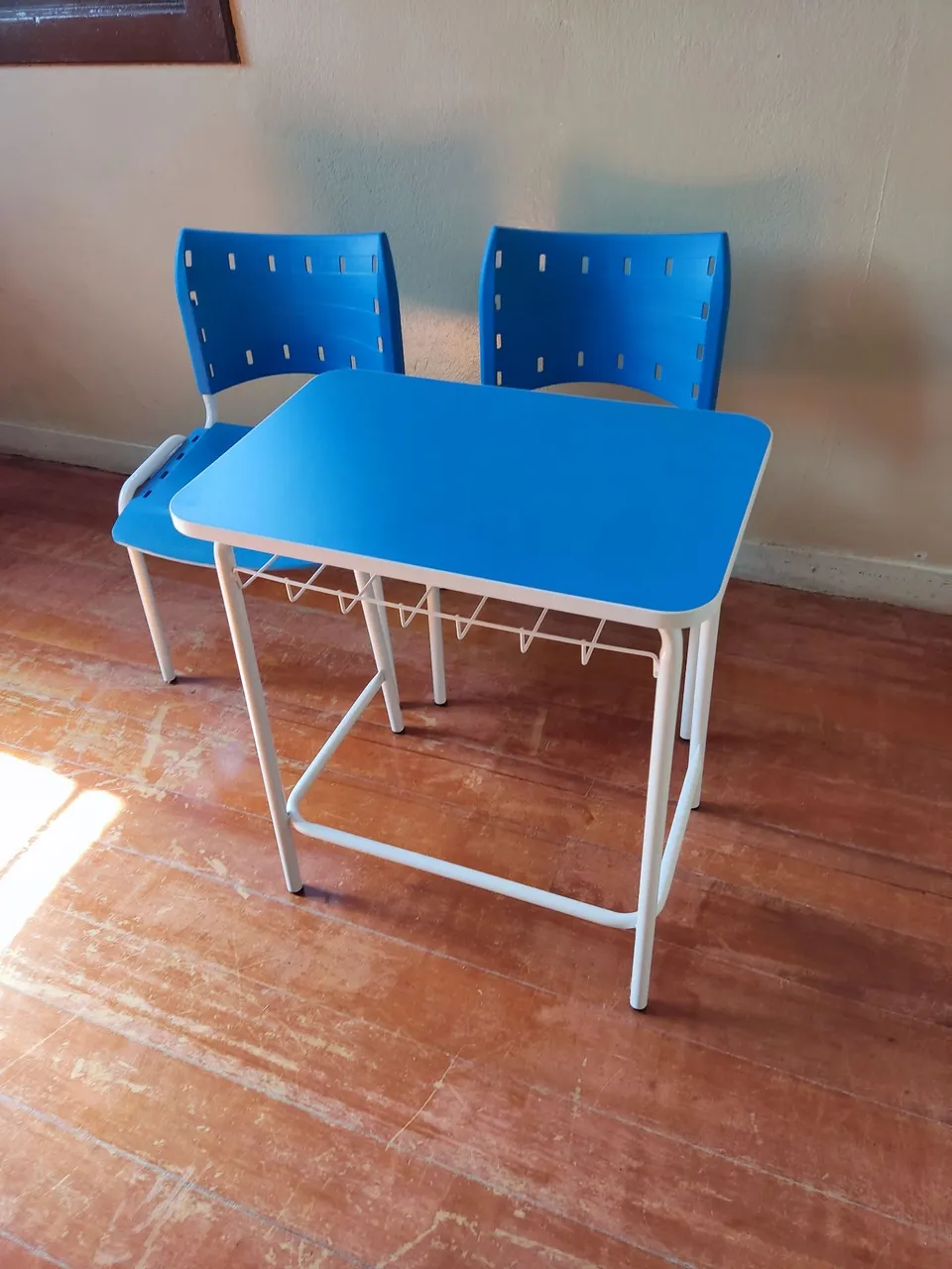 Mesa escolar dupla azul com estrutura branca
