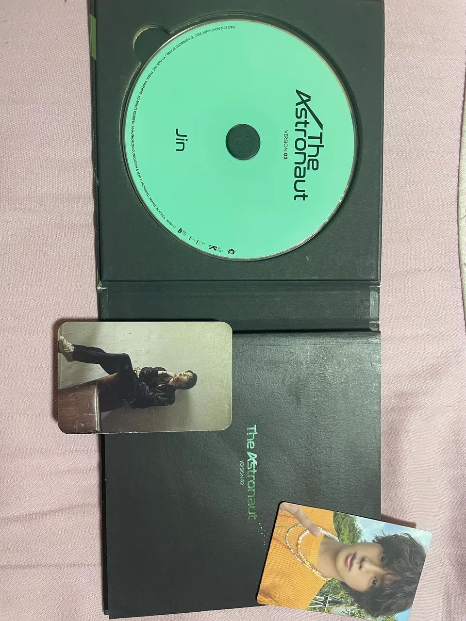 Álbum Astronaut do Jin do BTS, acompanha o photocard - Foto 3