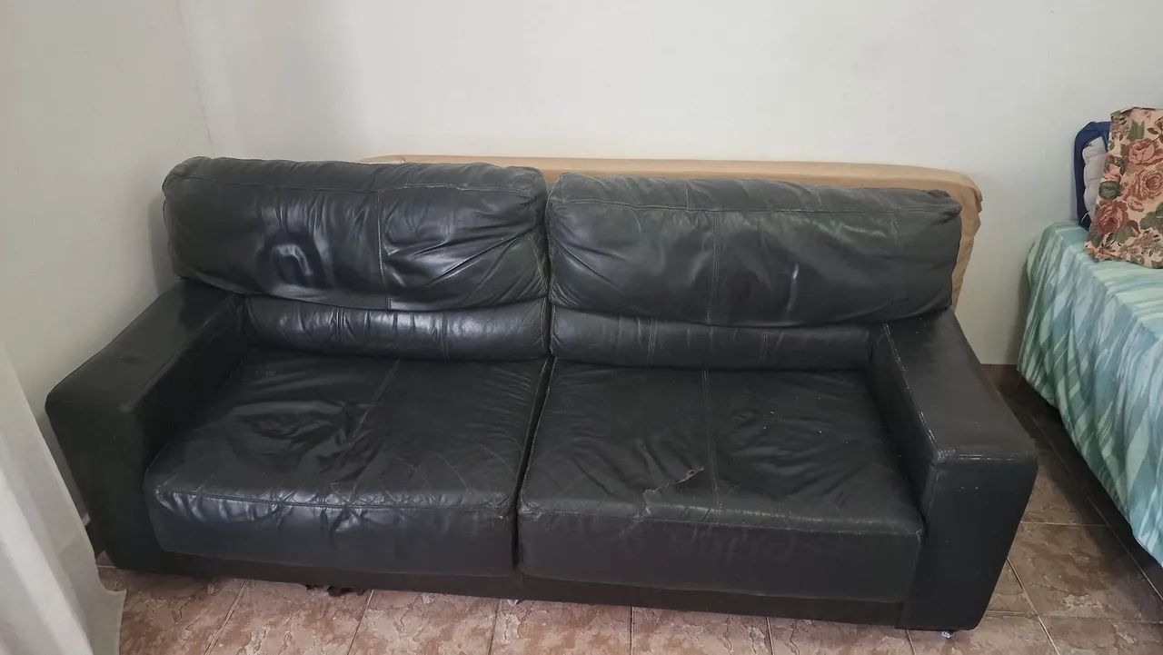 Sofá de couro envelhecido