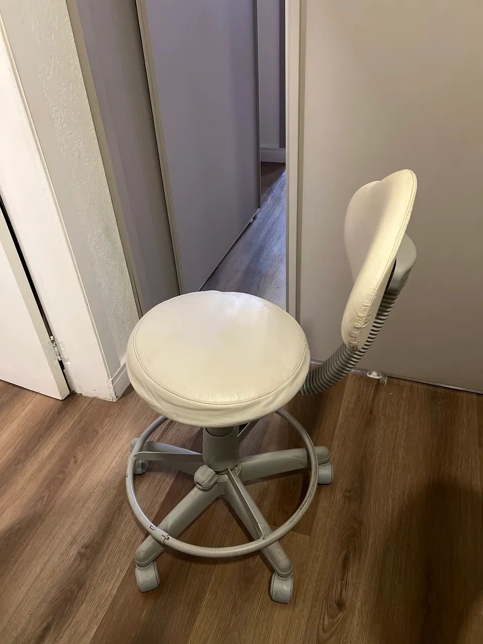 Mocho branco com regulagem de altura  - Foto 3