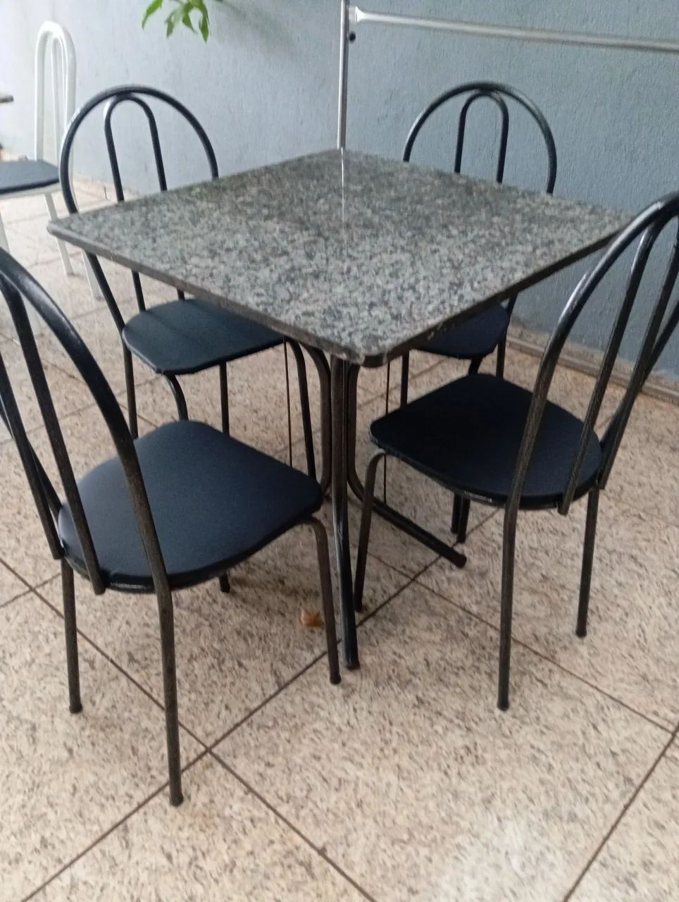 Mesa com 4 cadeiras 