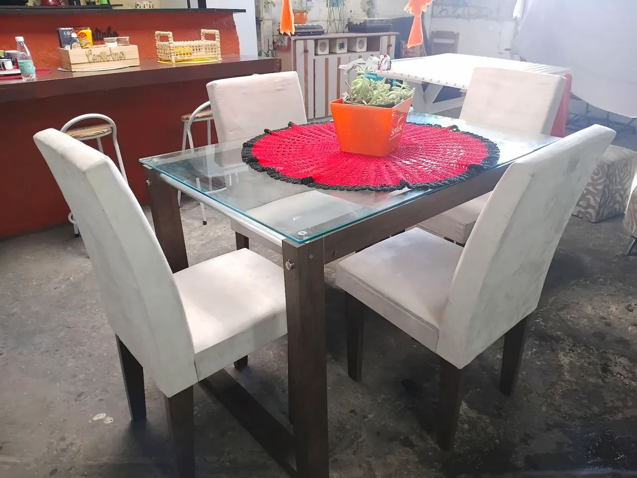 Mesa com tampo de vidro cadeiras de camusa  - Foto 4