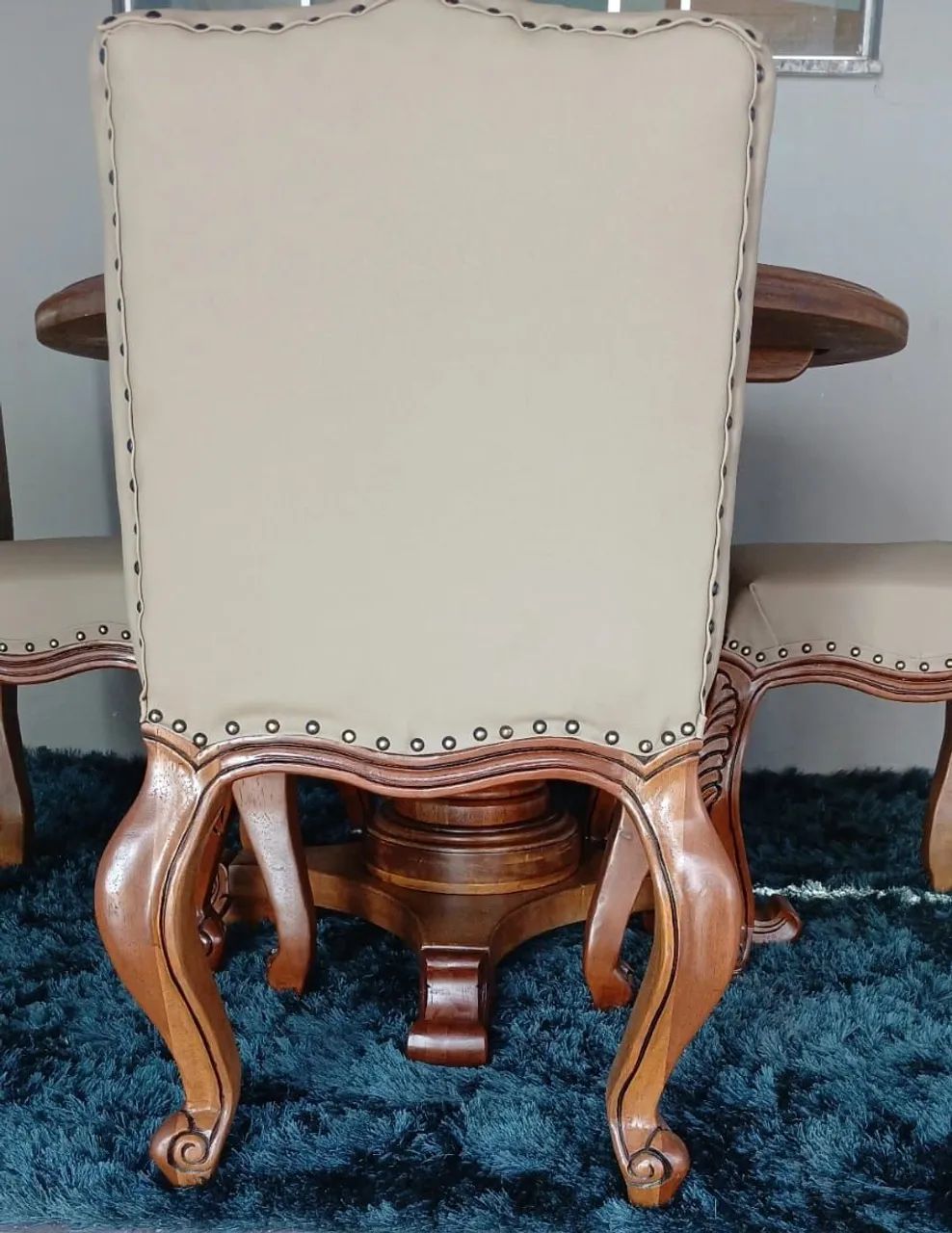 Mesa em madeira com cadeiras estofadas  - Foto 4