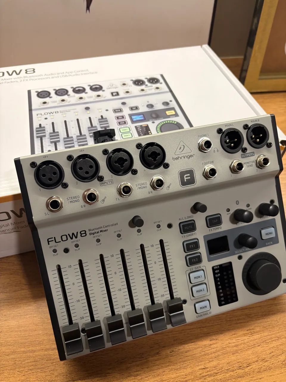 Mesa de som  Beringher Flow 8