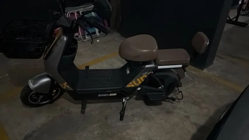 moto elétrica cor cinza 