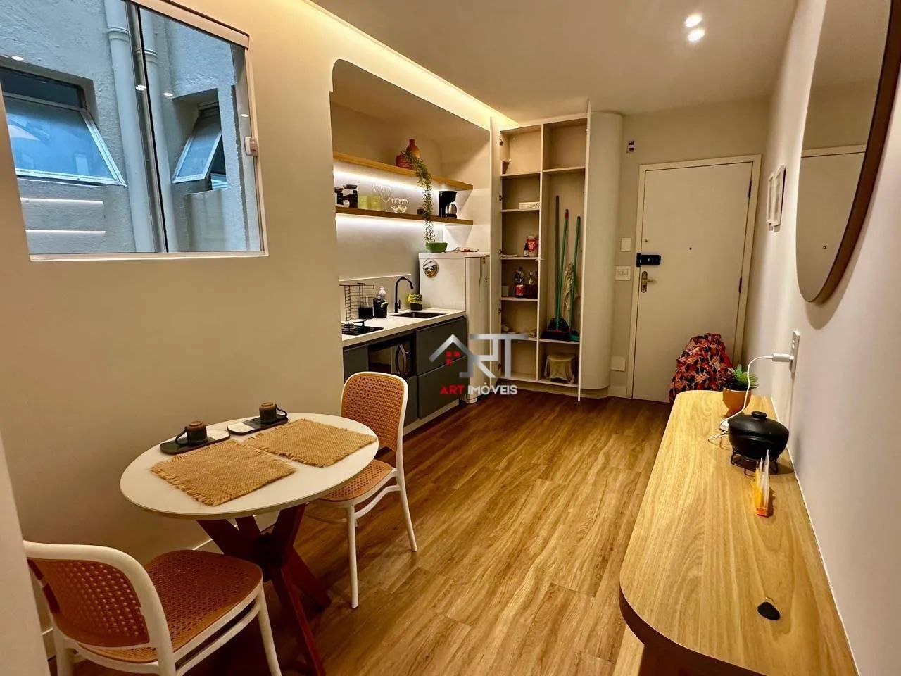 Apartamento montado e decorado, totalmente MOBILIADO, suíte, varanda. Prédio com elevador - Foto 3
