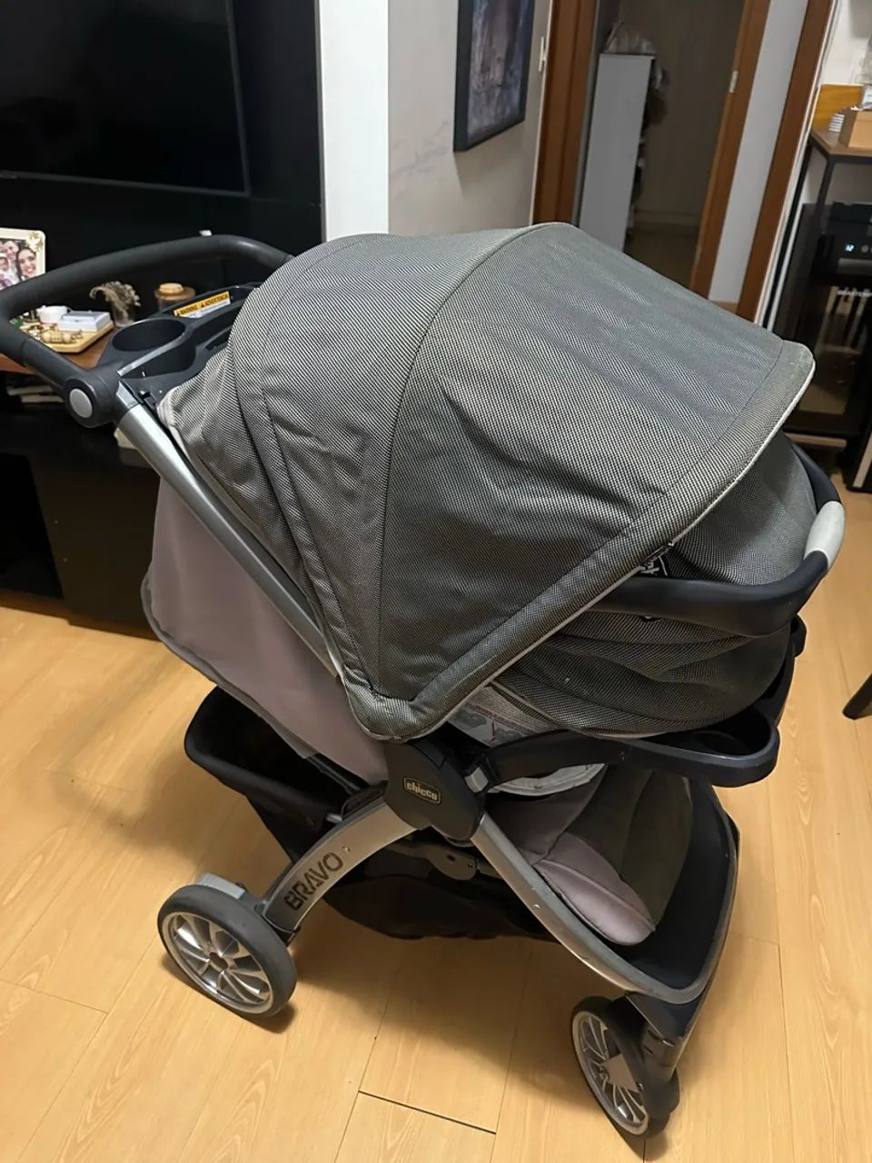 Carrinho de bebê com bebê conforto e base para carro - Chicco Bravo - Foto 2