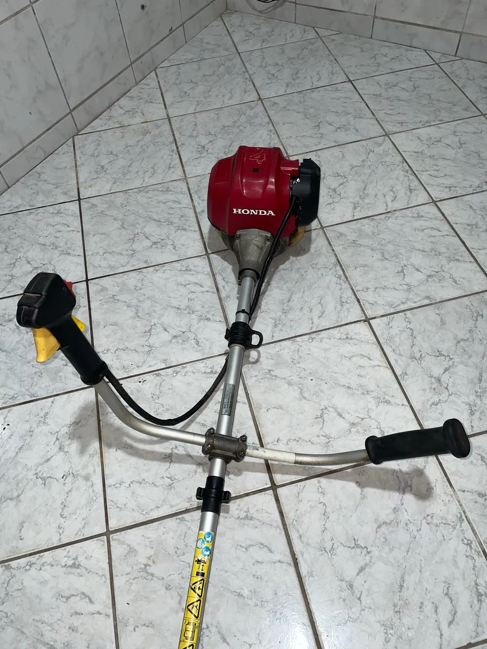 Vendo roçadeira Honda 4tempos Gx50  usada  obs não aceito troca  - Foto 3