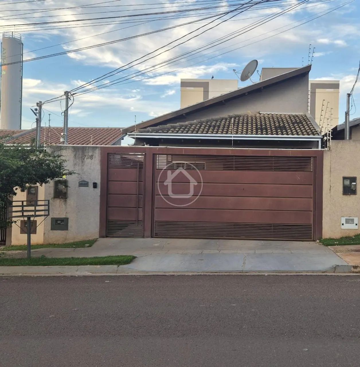 CASA COM 3 DORMITORIOS PISCINA E ENERGIA SOLAR