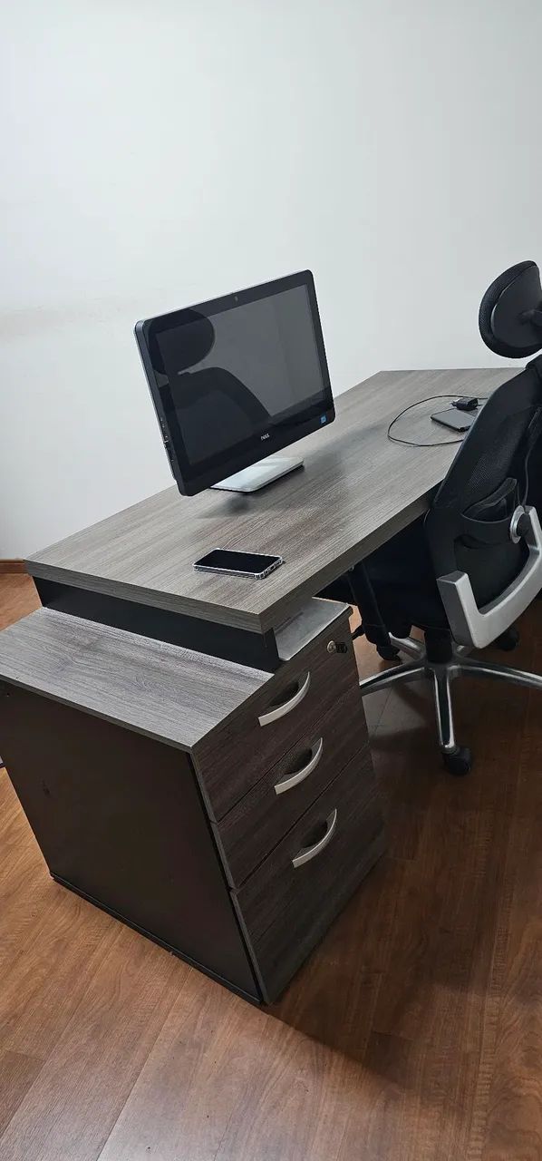 Mesa de Escritório Executiva com Gaveteiro - Excelente Estado