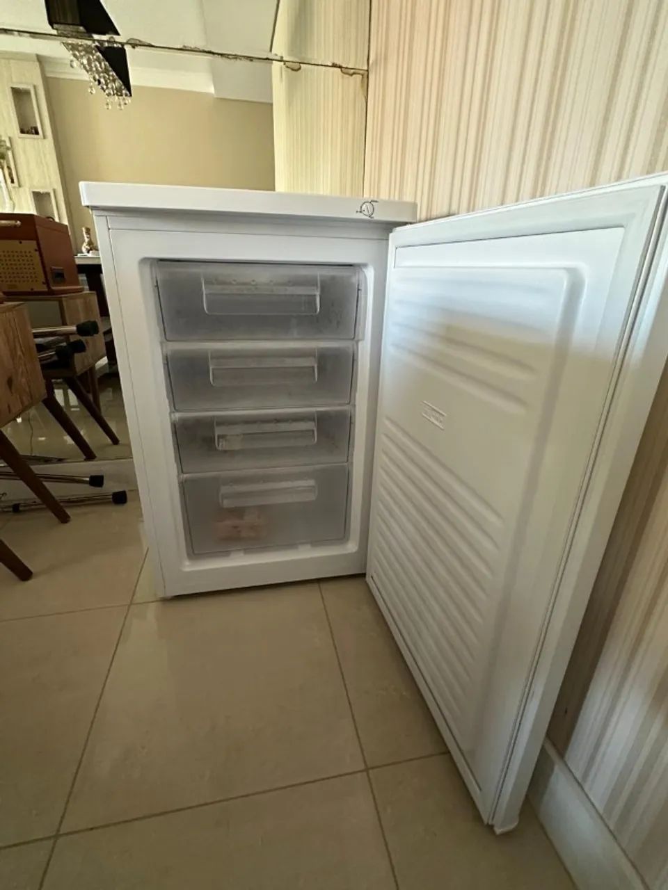 Freezer vertical EOS 85 litros branco 220v - Foto 4