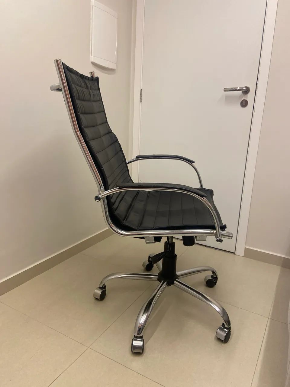 Cadeira Presidente Eames Courino Preto Base Cromada - Foto 2