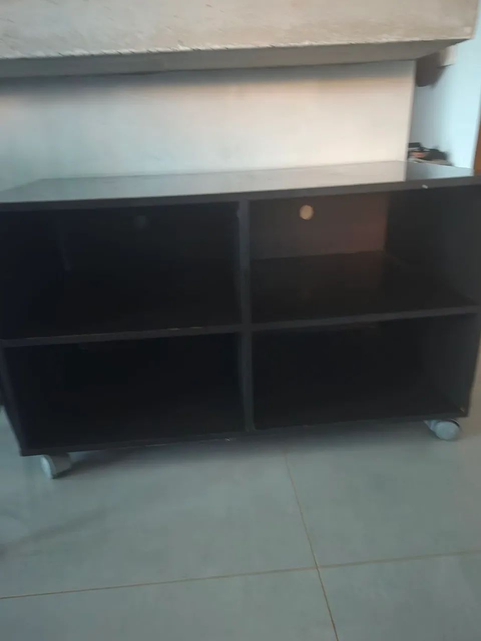 Rack mdf madeira escura com rodízio