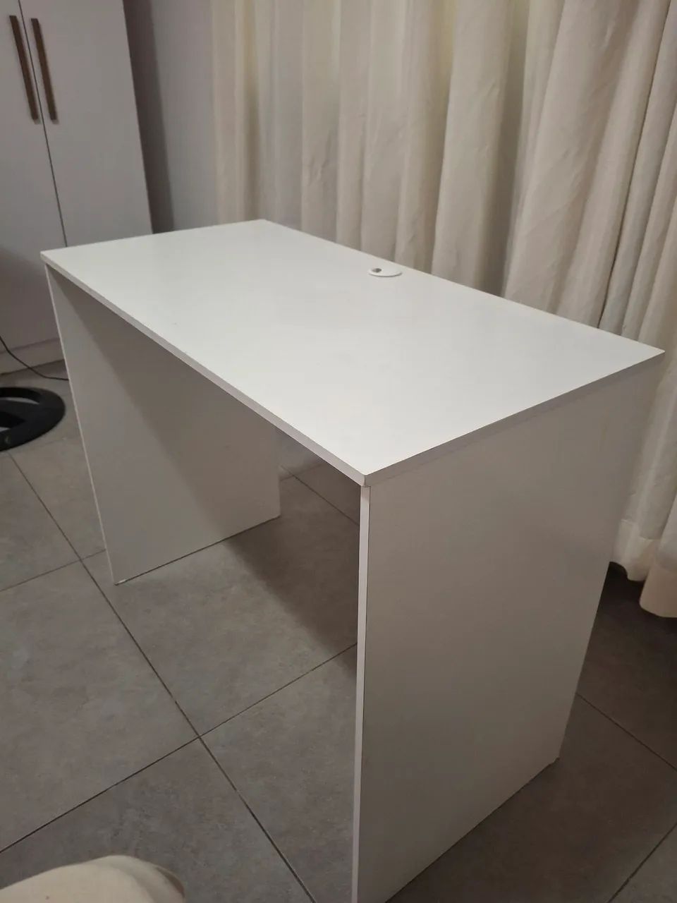 Mesa escrivaninha e uma cadeira de madeira.  - Foto 4