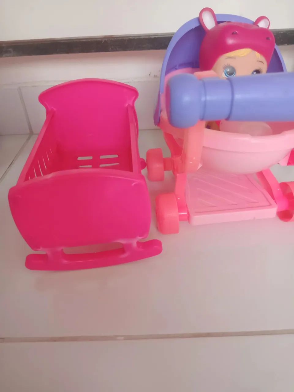 Kit Carrinho e Berço de Boneca Infantil - Usados em Ótimo Estado - Foto 2