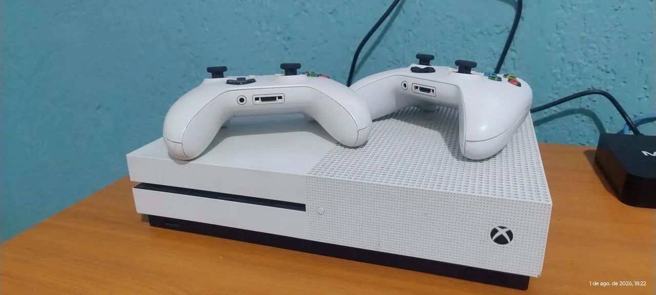 CONSOLE XBOX ONE S 1TB BRANCO COM DUAS MANETES  - Foto 2
