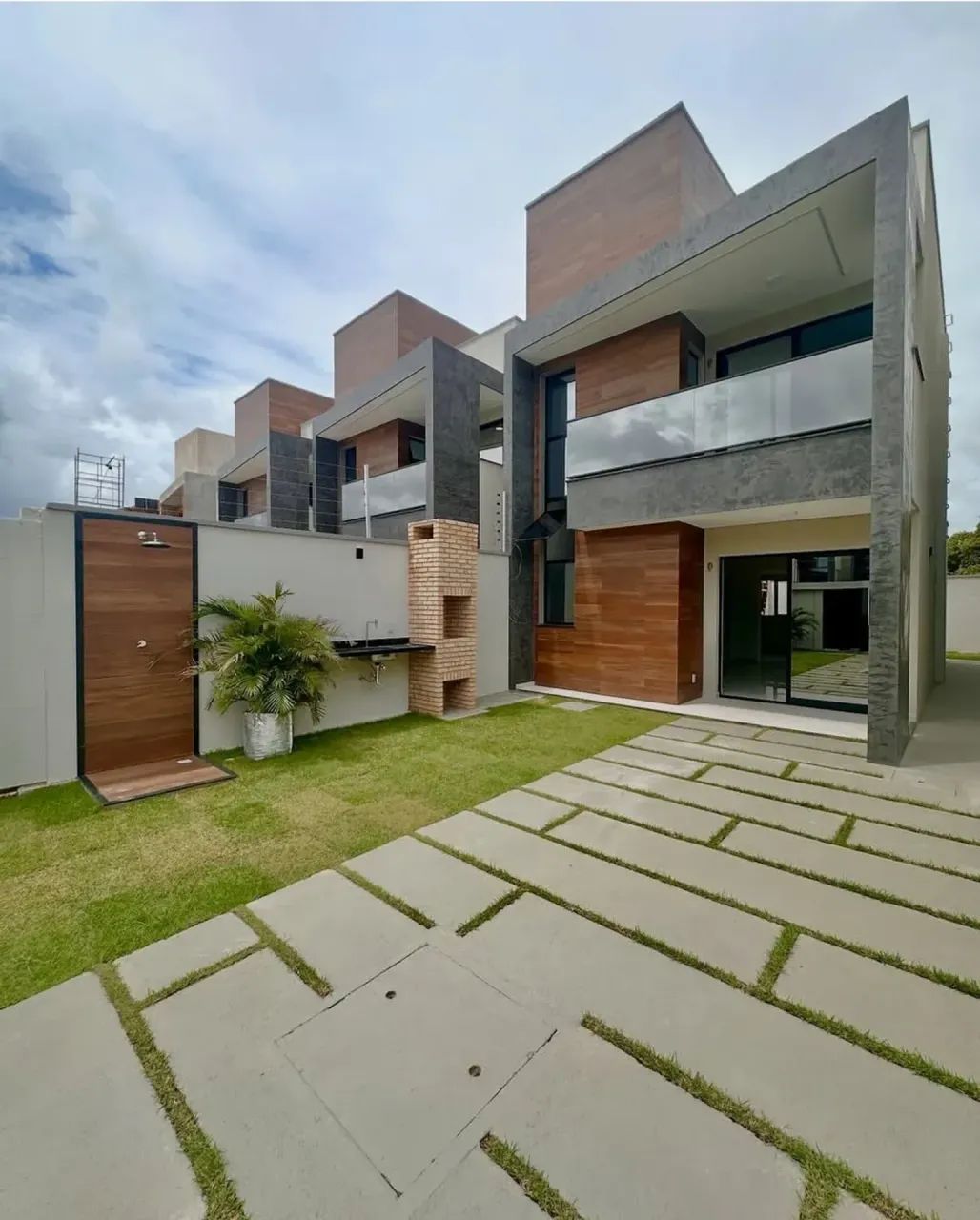 CASA DE ESQUINA COM 3 SUÍTES EM RUA PRIVATIVA NO EUSÉBIO