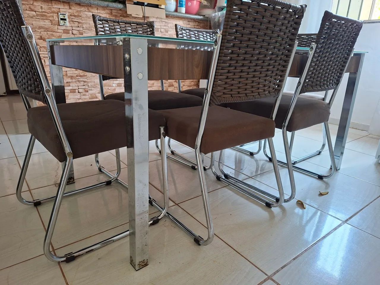 Mesa com tampo de vidro e  6 cadeiras  - Foto 4