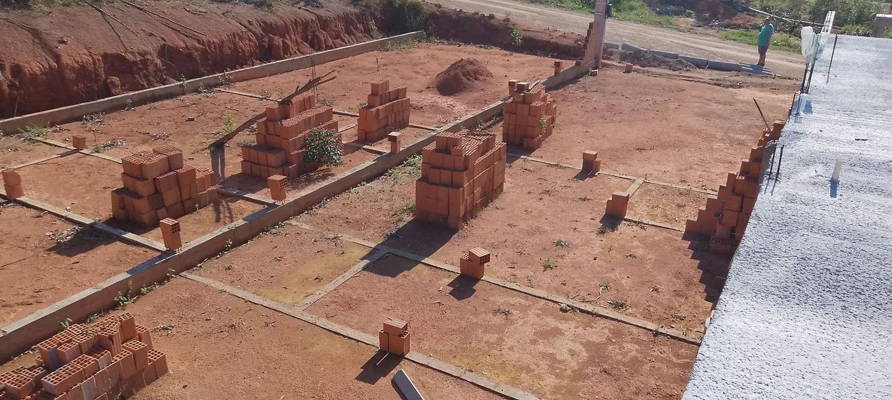 Lindo terreno com água e luz ligada lugar alto e sossegado e fundação pronta  - Foto 3